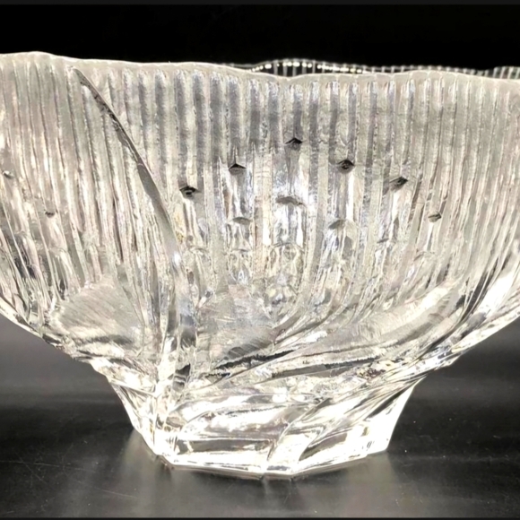Vintage 24% Lead Crystal Salad Bowl - Ribbed Leaf Cut Glass Mid-Century Elegant - Picture 2 of 5